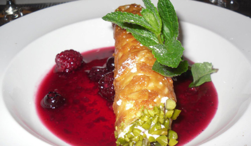 Cannolo di ricotta e coulis di lamponi